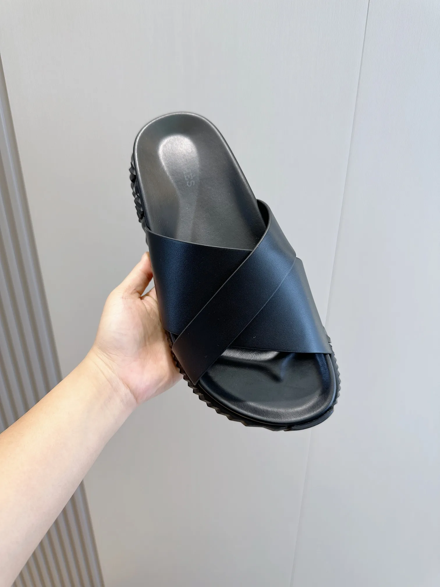 [HERMÈS] Top men's shoes 💰: 340💰 Size: 39-44 (38.45 46 custom-made) Herme*H Home Hermès Men's Sandals and Slippers - Original Replica Purchase the original version and make it one to one, the outsole is privately modeled, and the outsole color corresponding to each color is the same as the original version. Come to those who know the stuff 💪 The ultra-light soles are designed in contrasting colors, and they feel so comfortable on your feet! Calfskin, cowhide feet, private mold outsole.